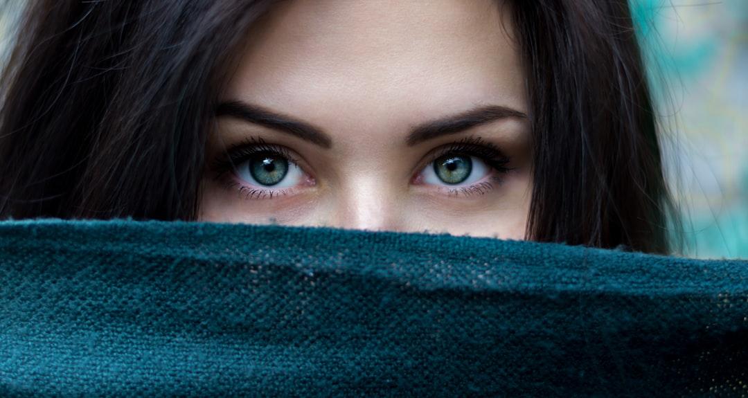 Couples who are In Love Spend More Time Making Eye Contact