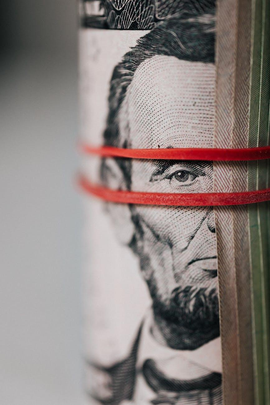 The Savings Dilemma: Navigating America's Financial Fragility in 2023